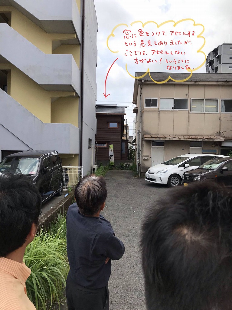 【共有】建物の裏が大通りから見える